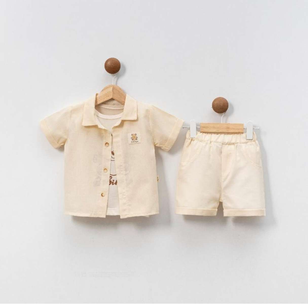 Kostum me 3 pjese menge te shkurtra me bluze dhe kemishe bezhe